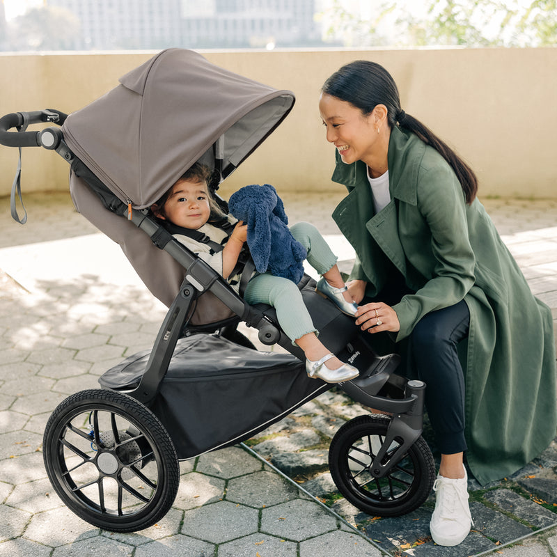 Kind im Uppababy Ridge Theo mit Mutter nebenan 