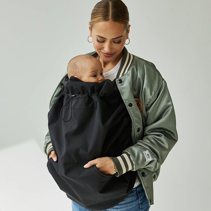 Sandiia Alwetter-Cover für Babytrage in Schwarz mit Vordertaschen für den Träger. 