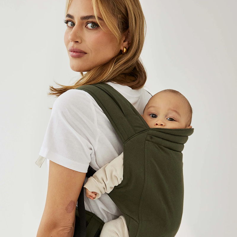 Sandiia Babycarrier Timeless in der Farbe Seaweed, um Baby auf dem Rücken zu tragen. 