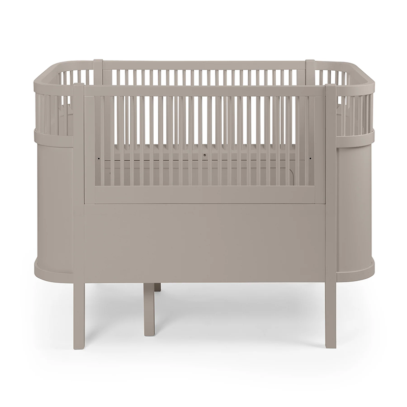 Sebra Baby- und Juniorbett in Beige. 