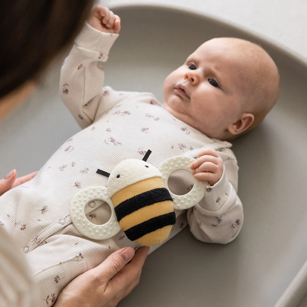Sebra  Baby Aktivitiäts-Rassel Biene Billy - Online MY SNOWFLAKE