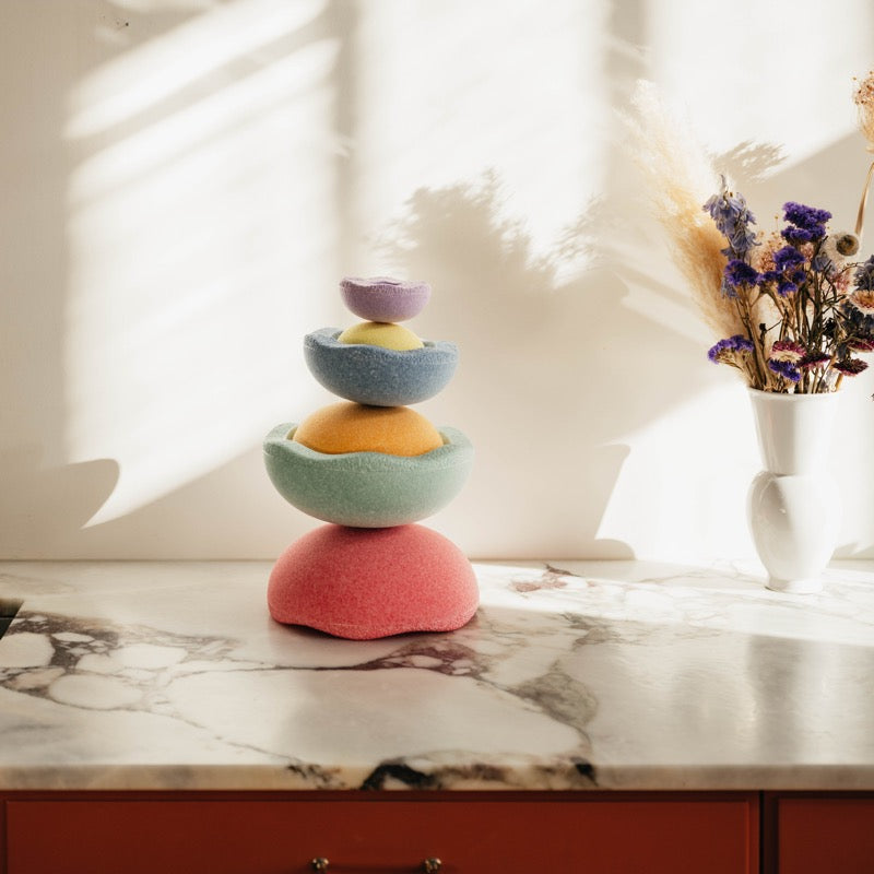 Inside Rainbow Pastel Stapelsteine hübsch aufgestellt auf einer Küchenablage