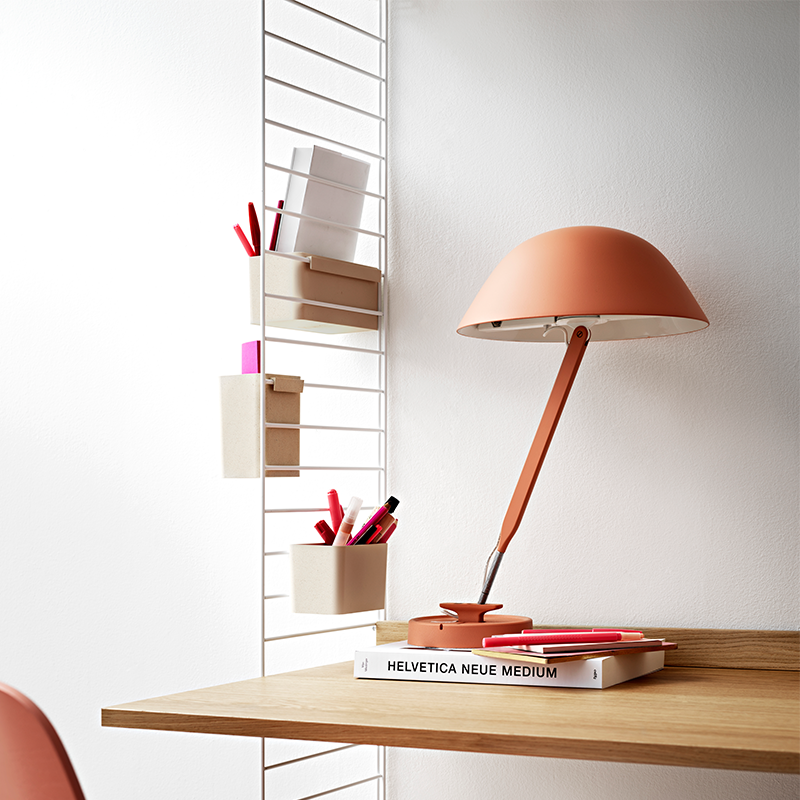 3 Aufbewahrungsboxen in verschiedenen Grössen in Beige, die an as String Furniture Regal gehängt werden können.