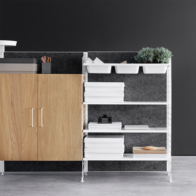 Aufbewahrungseinsatz mit drei einzelnen Einsätzen in Weiss in einem String Furniture Regal. 