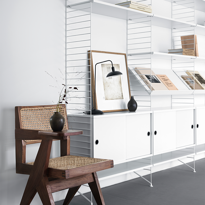 String Furniture Regalsystem in Weiss mit Regalböden, Schrankkombination und Zeitschriftenablage. 