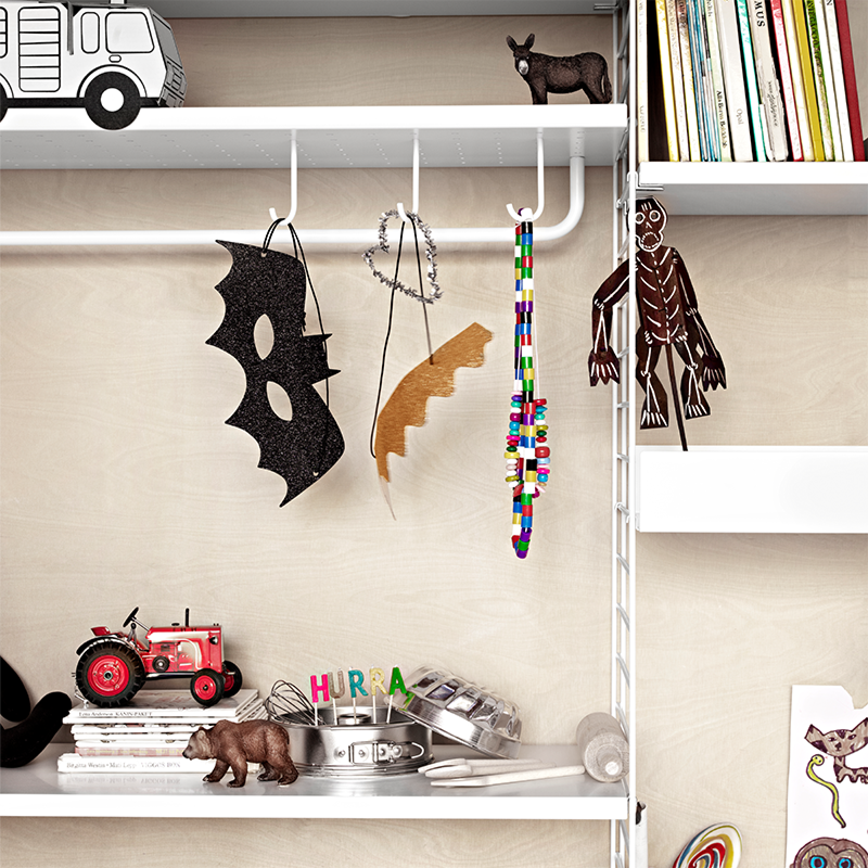 Haken in Weiss von String Furniture.