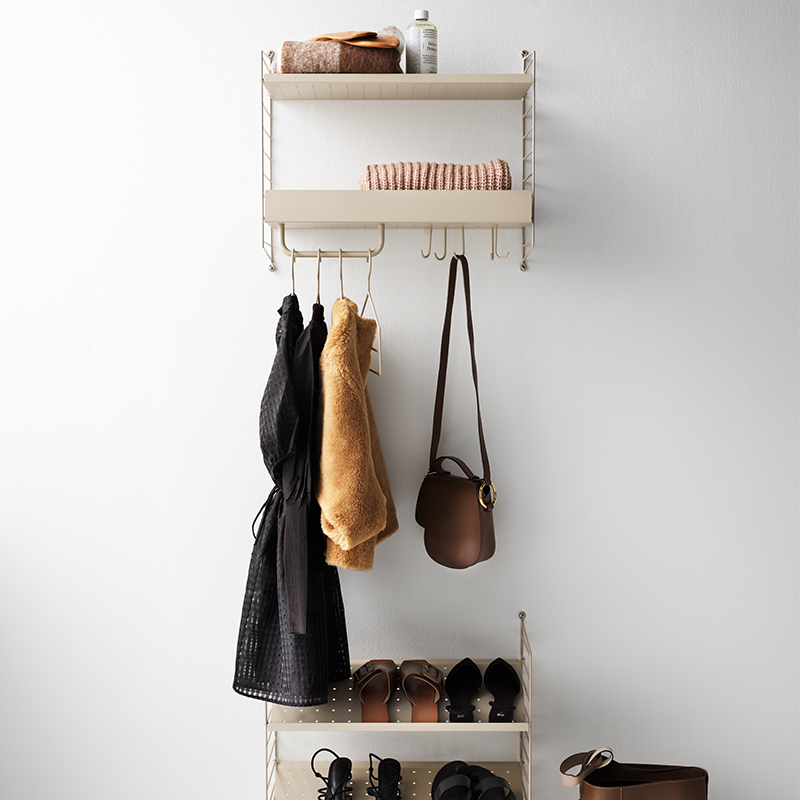 Haken in Beige von String. 