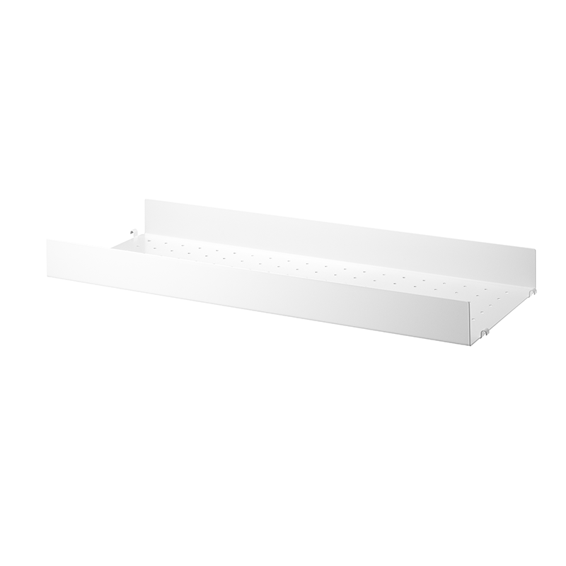 Regalboden in weiss mit hoher Kante und Löcher im Boden für Haken von String Furniture. 