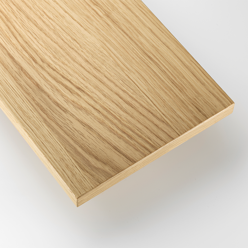 Regalboden in Eiche von String Furniture. 