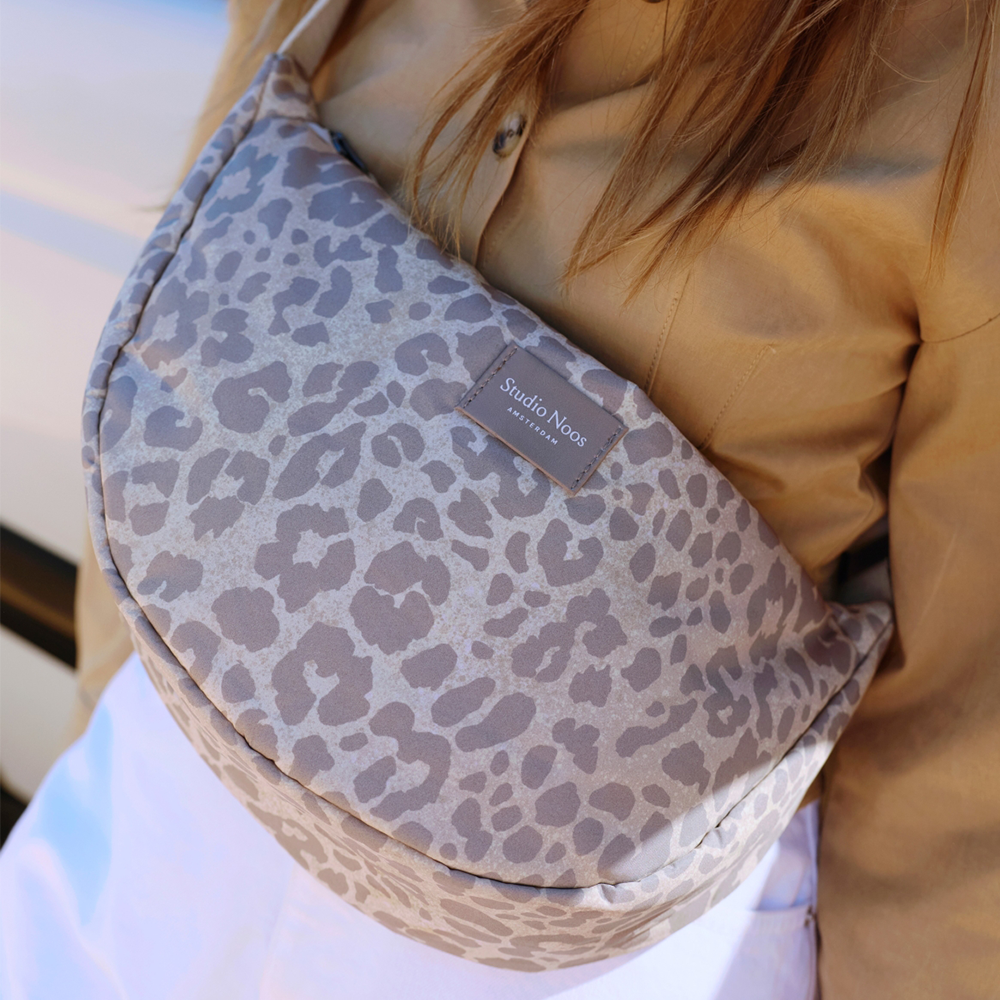 Studio Noos sac banane pour adultes « Puffy » beige léopard