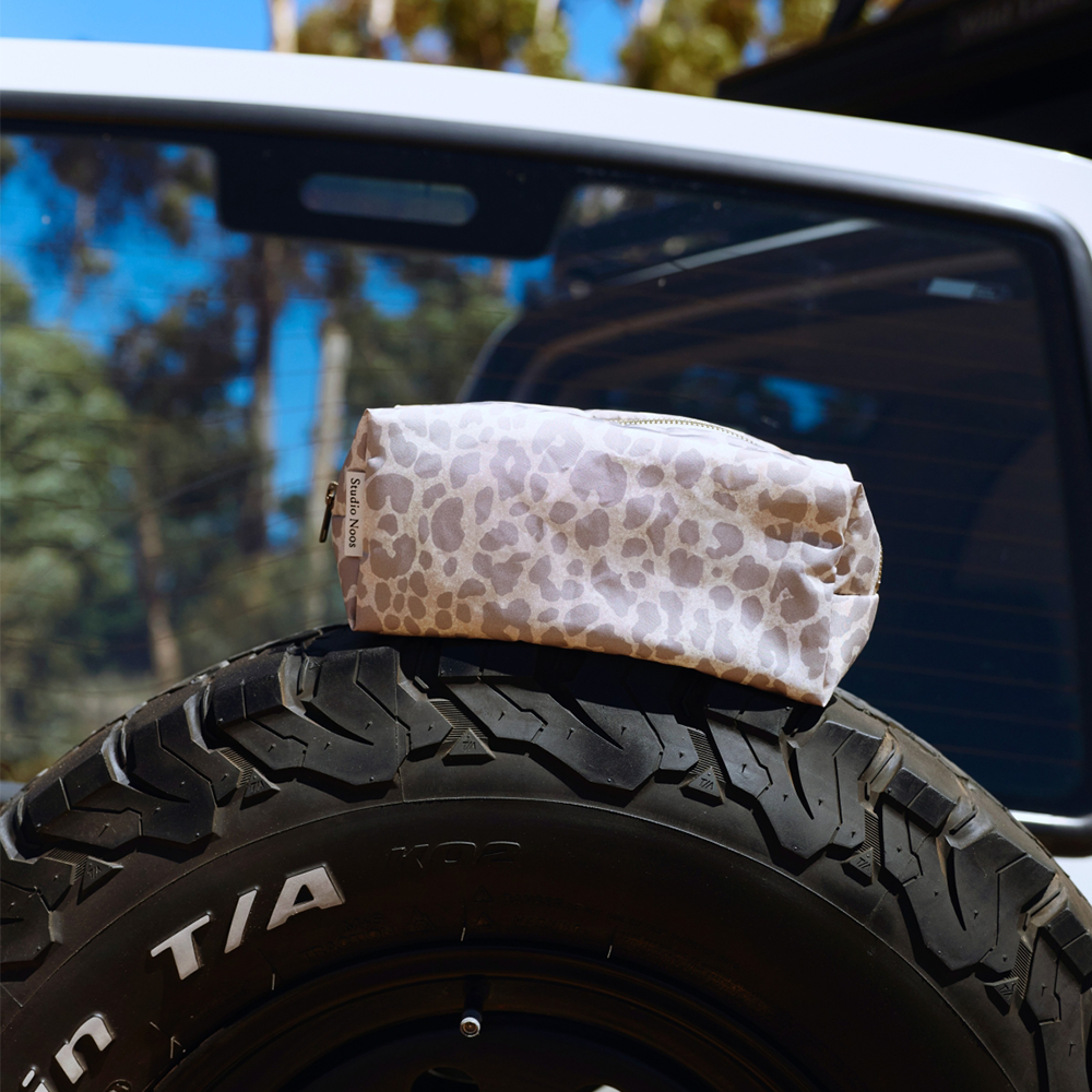 Studio Noos Trousse de Toilette 'Puffy Pouch' Beige Leopard