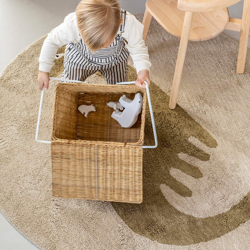 Kind das auf dem Tapis Petit Teppich Dex mit Dinosauriern spielt