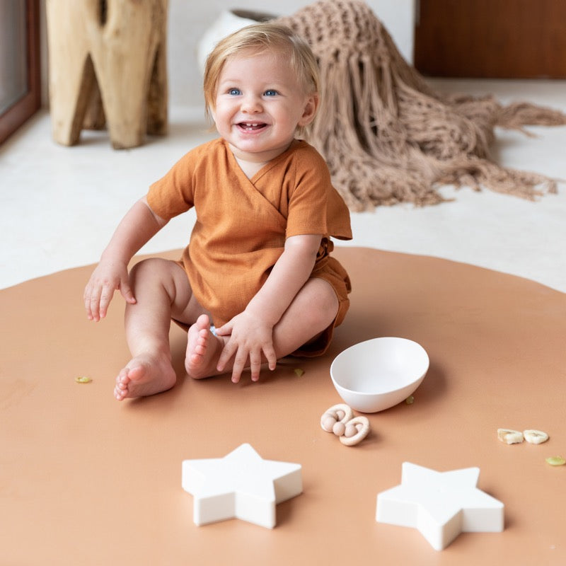 ToddleKind – Bodenschutzmatte Splat Mat unifarben aus der Serie &quot;Naturals&quot; in tollem Kamelbraun &quot;Camel&quot;