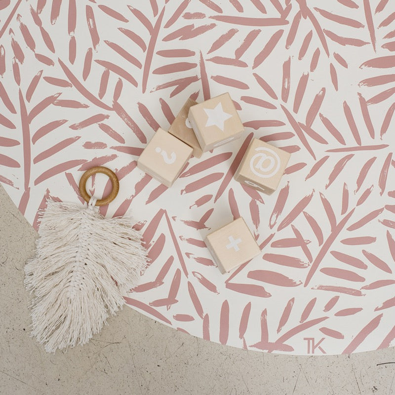 ToddleKind – Bodenschutzmatte Splat Mat mit süssem Blätter-Print &quot;Ocean Leaves&quot; in tollem altrosa &quot;Sea Shell&quot;