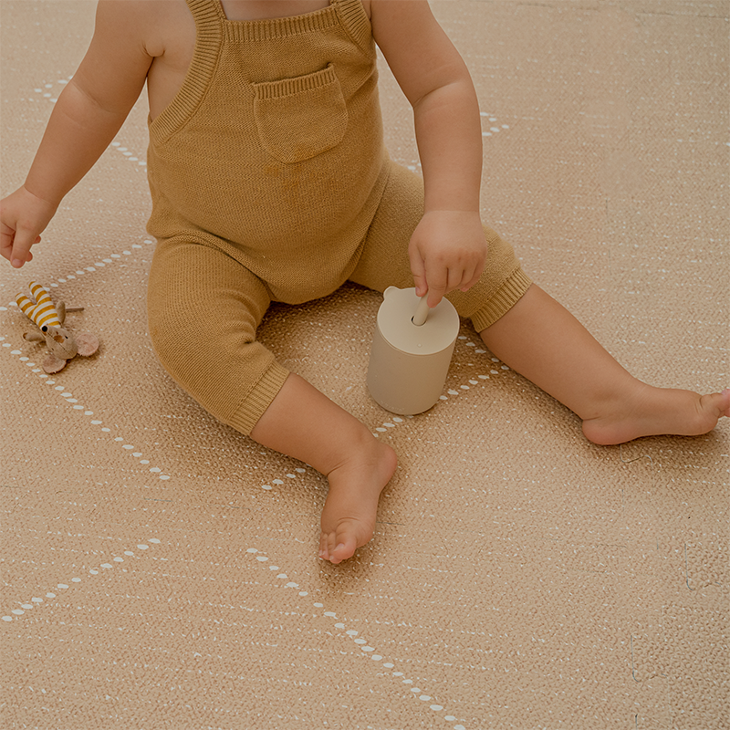 Toddlekind Spielmatte Tulum in der Farbe Sandstone mit 6 einzelnen Puzzleteilen. 