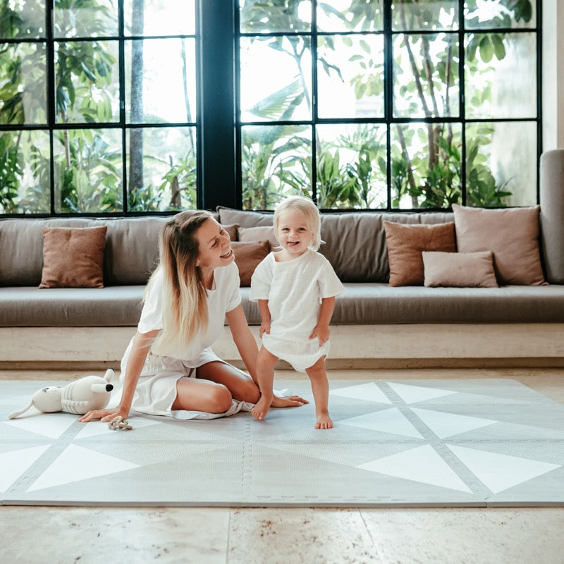 Mama spielt mit Kind auf der Spielmatte Kyte in &quot;Soft Storm&quot; Grau von Toddlekind mit Dreieckmuster