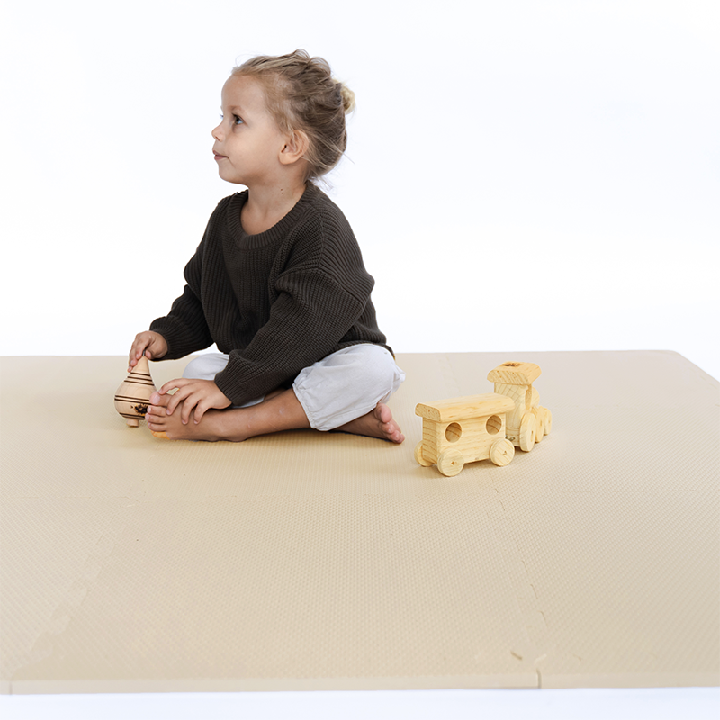 Toddlekind Spielmatte &#39;Classic&#39; in der Farbe Clay mit Kind, welches darauf spielt