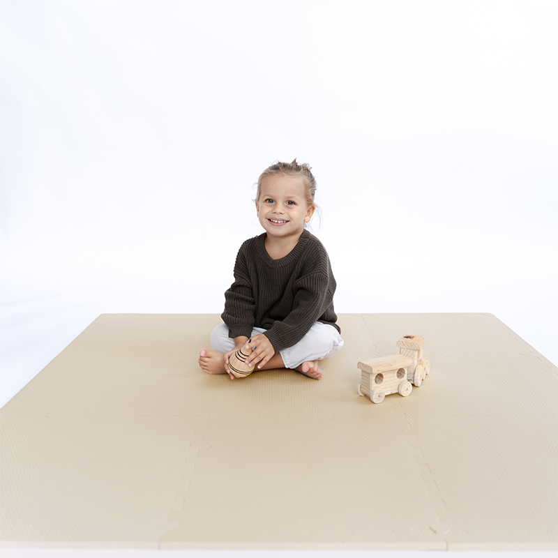 Toddlekind Spielmatte &#39;Classic&#39; in der Farbe Clay mit Junge, der auf ihr spielt