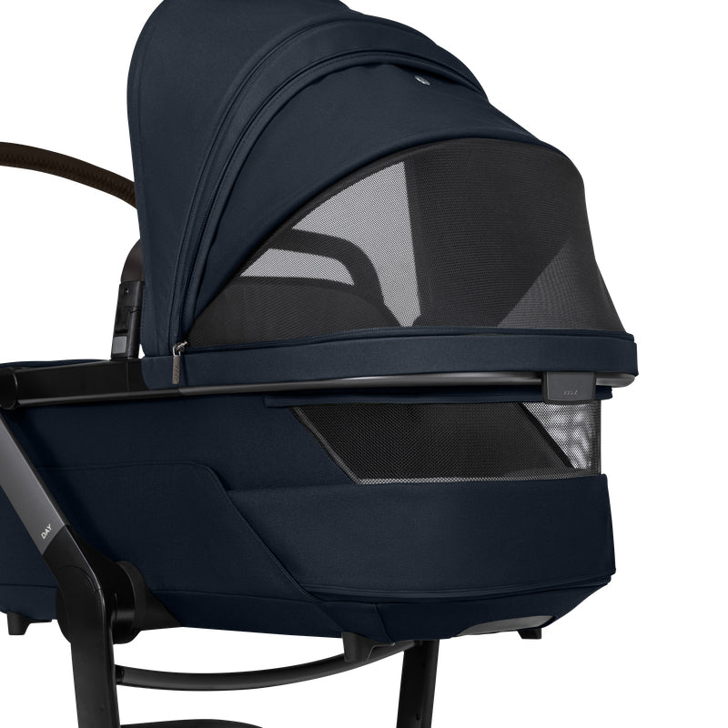 Joolz Day⁵ Kinderwagen in der Farbe Navy Blue mit gut belüftetem Sonnenschutz.