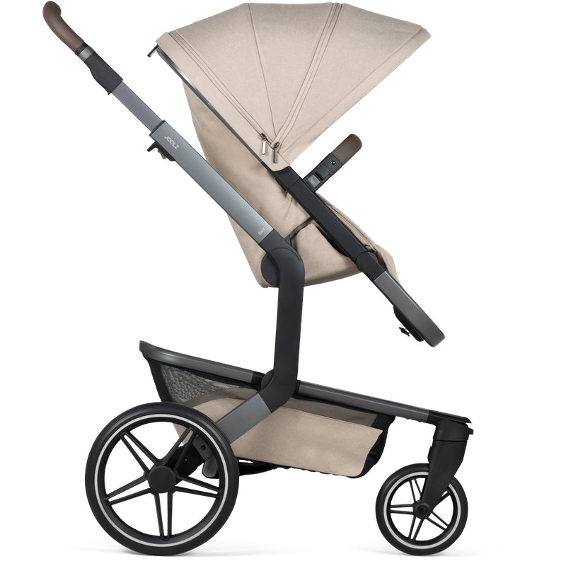 Joolz Day⁵ Kinderwagen in der Farbe Sandy Taupe in Sitzposition.