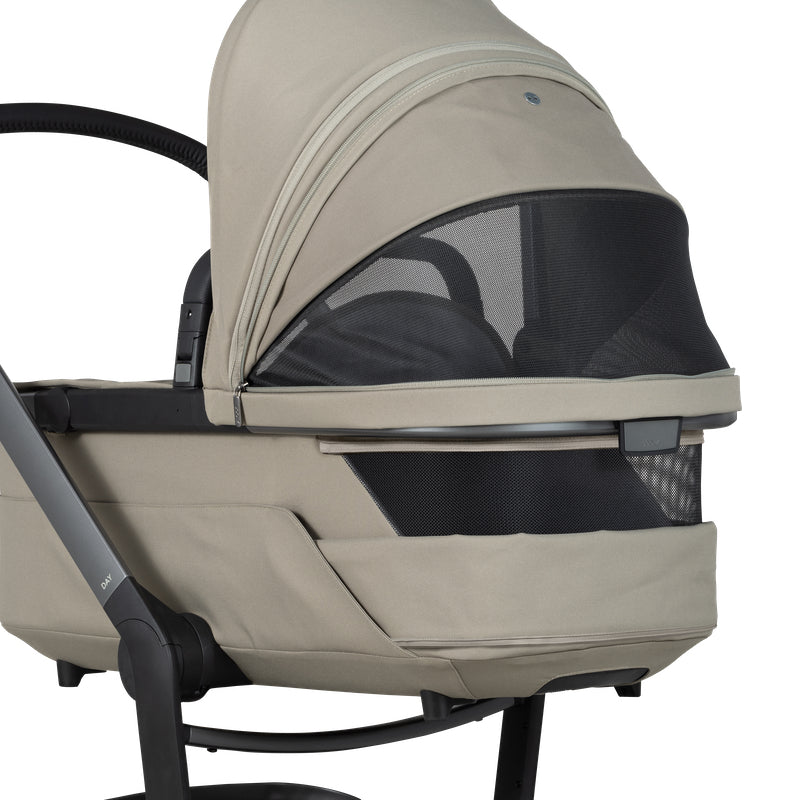 Joolz Day⁵ Kinderwagen in der Farbe Sage Green mit gut belüftetem Sonnenschutz.