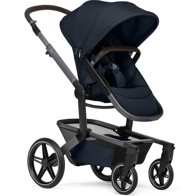 Joolz Day⁵ Kombi-Kinderwagen in der Farbe Navy Blue in Sitzposition.