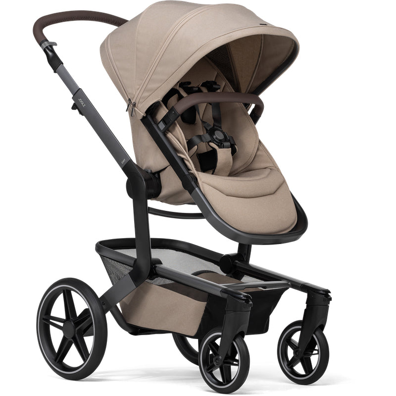 Joolz Day⁵ Kombi-Kinderwagen in der Farbe Sandy Taupe in Sitzposition.