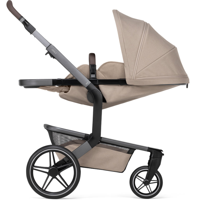 Joolz Day⁵ Kinderwagen in der Farbe Sandy Taupe in Liegeposition.