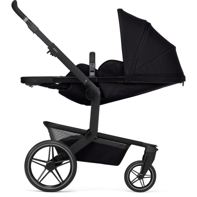 Joolz Day⁵ Kombi-Kinderwagen in der Farbe Space Black mit Liegeposition.