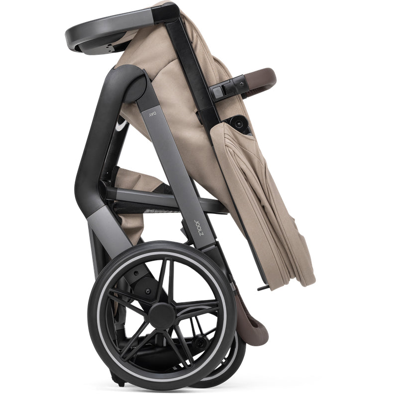 Joolz Day⁵ Kinderwagen in der Farbe Sandy Taupe zusammengefaltet.