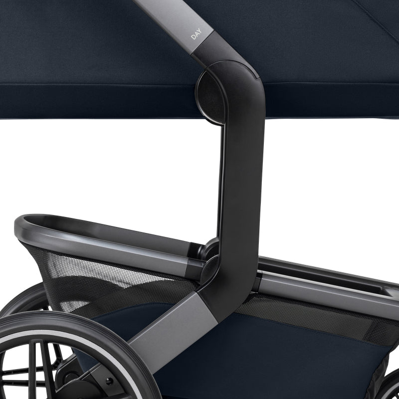 Joolz Day⁵ Kombi-Kinderwagen Nahaufnahme des Gestell  in der Farbe Navy Blue.