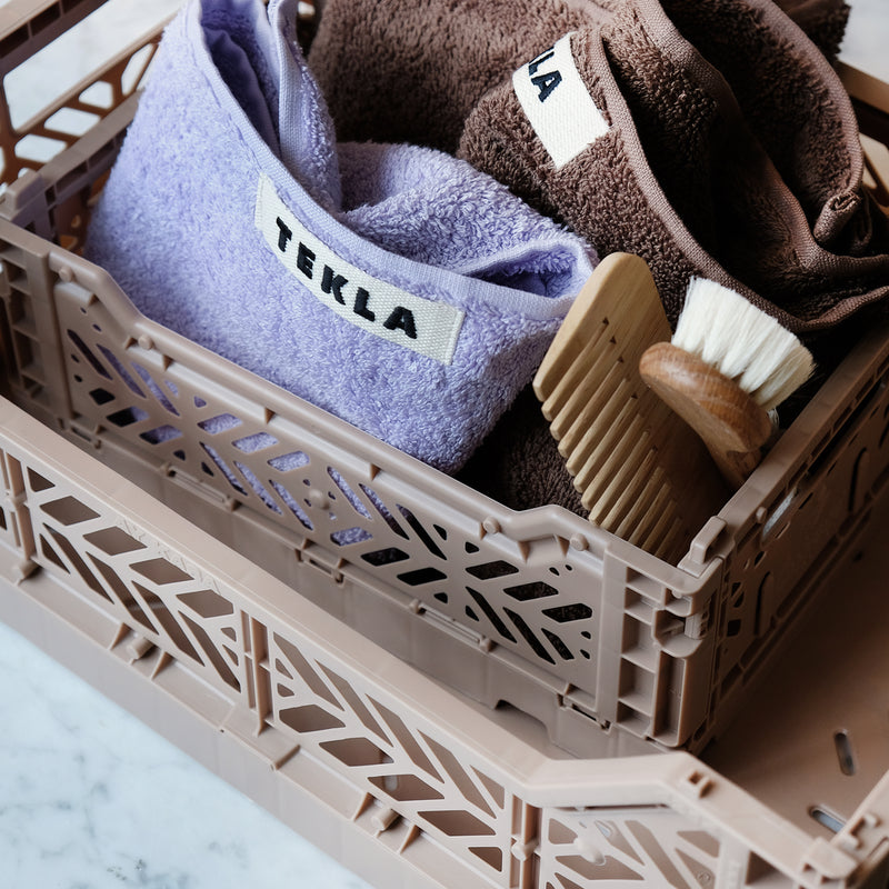 Schöne Faltbox von Aykasa in der Farbe Warm Taupe, gefüllt mit Tüchern und in Kombination mit einer Midi Box