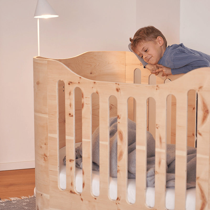 Benni&#39;s Nest – Minibett aus Arvenholz Natur (70 x 125cm) – Das Minibett ist ein Babybett und Gitterbett