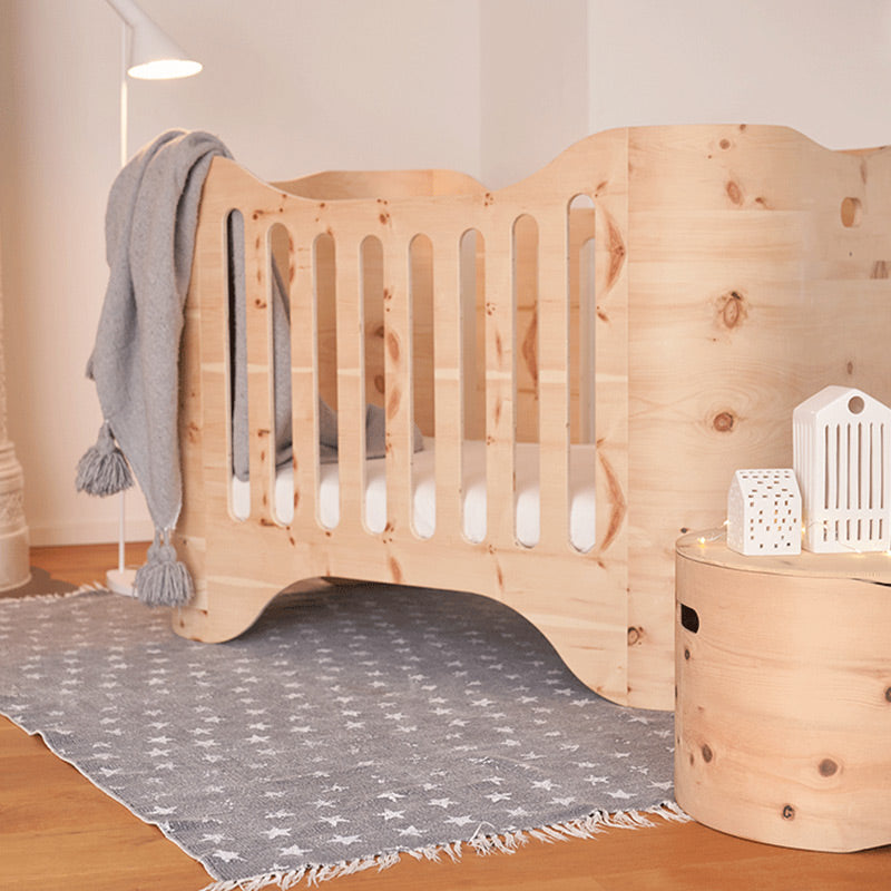 Benni&#39;s Nest – Minibett aus Arvenholz Natur (70 x 125cm) – Das Minibett ist ein Babybett und Gitterbett