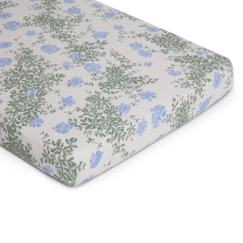 Garbo &amp; Friends Musselin Fixleintuch 90 x 200 cm in Weiss mit blauen Blumen
