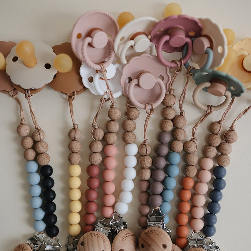 Schnullerkette von Mushie mit Holzperlen in verschiedenen Farben