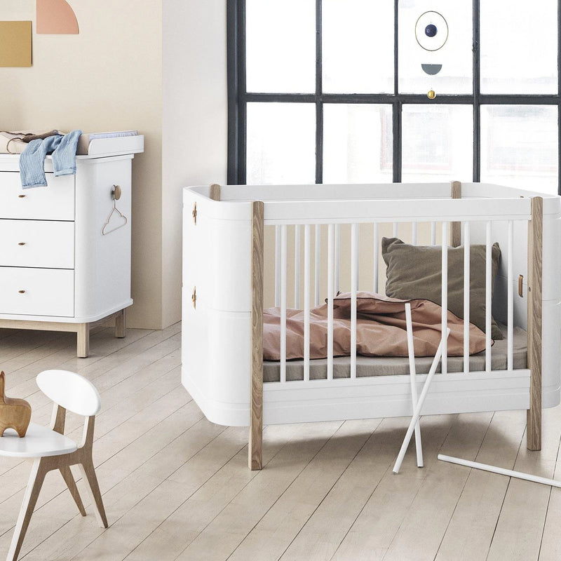 Oliver Furniture &lt;br/&gt; Wood Mini+ Babybett inkl. Umbauset Juniorbett &lt;br/&gt; Weiss/Eiche
