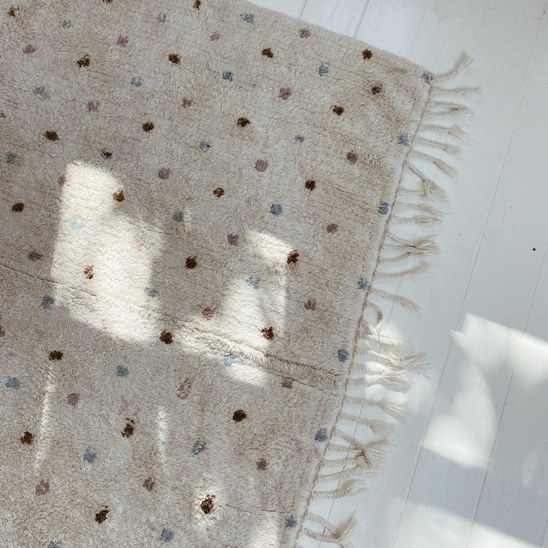 Waschbarer Baumwollteppich in Beige mit bunten Punkten von Kas Kopenhagen